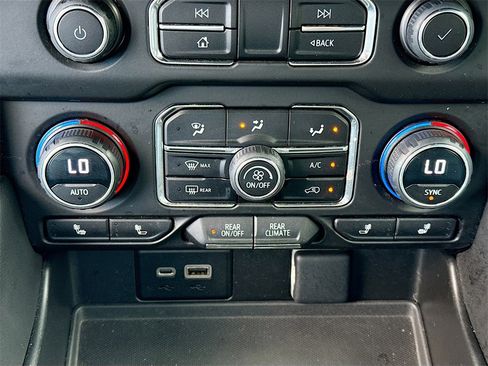 Used 2023 Chevrolet Suburban LT image 17