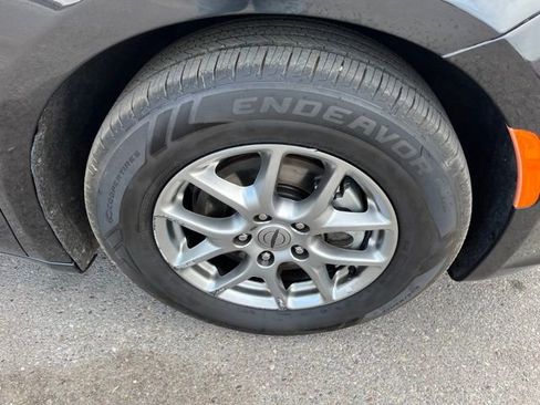 Used 2022 Chrysler Pacifica Touring image 17