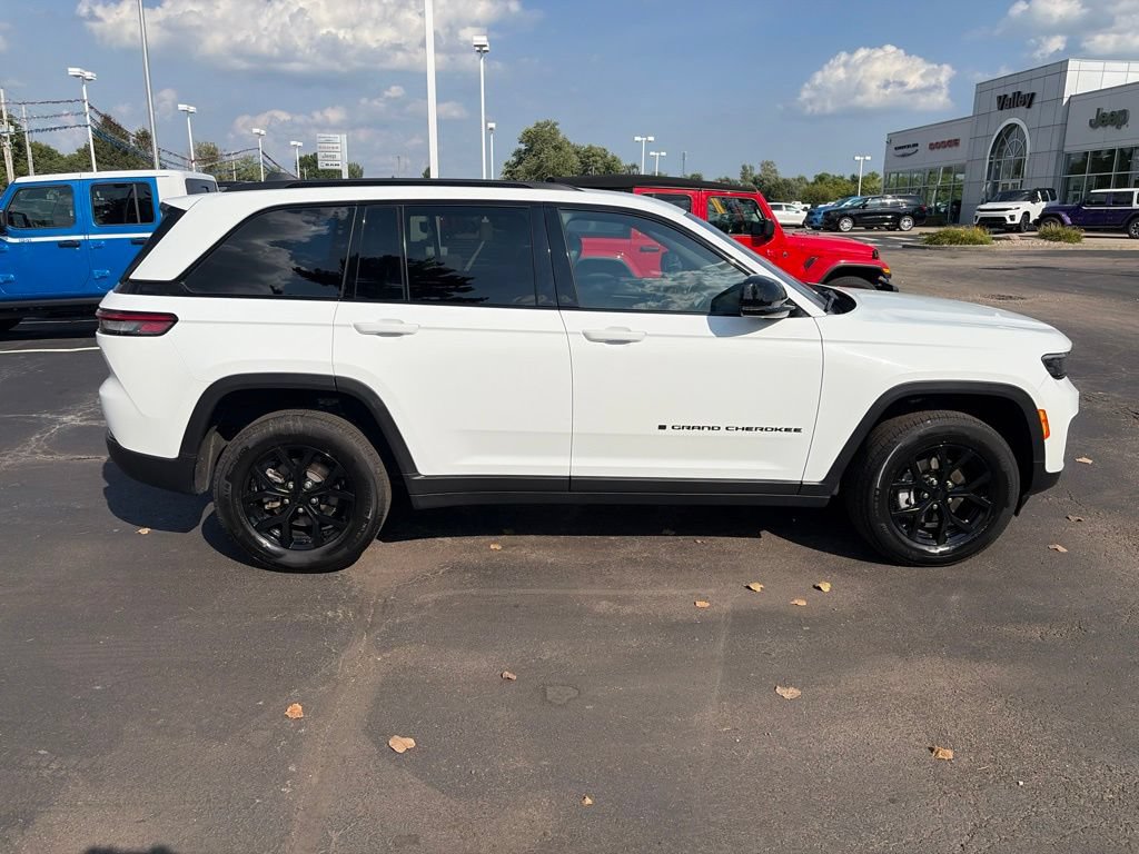Certified 2025 Jeep Grand Cherokee Altitude AWD/4WD image 9