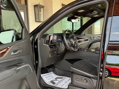 Used 2023 Cadillac Escalade Premium Luxury AWD/4WD image 2