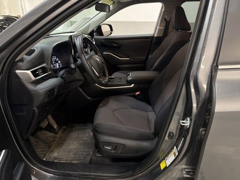 Used 2023 Toyota Highlander L FWD image 6