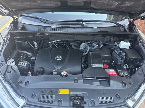 Used 2019 Toyota Highlander XLE AWD/4WD image 40