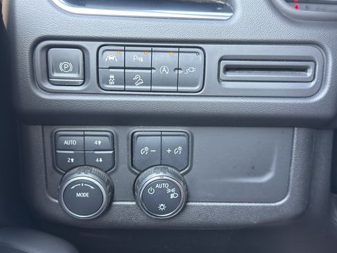 Used 2022 Chevrolet Suburban Z71 AWD/4WD image 13