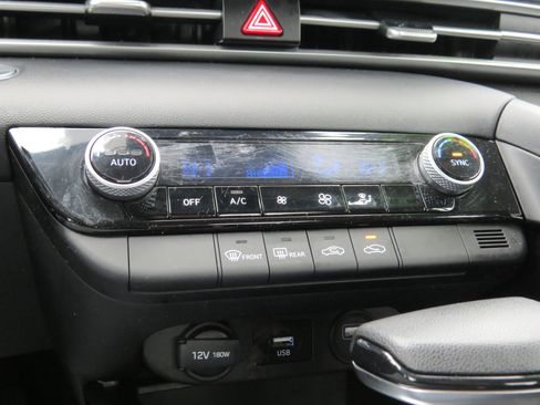 Used 2023 Hyundai Elantra SEL image 24