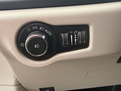 Used 2023 Chrysler Pacifica Touring-L FWD image 19
