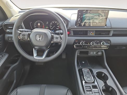 Used 2025 Honda Pilot Touring image 10