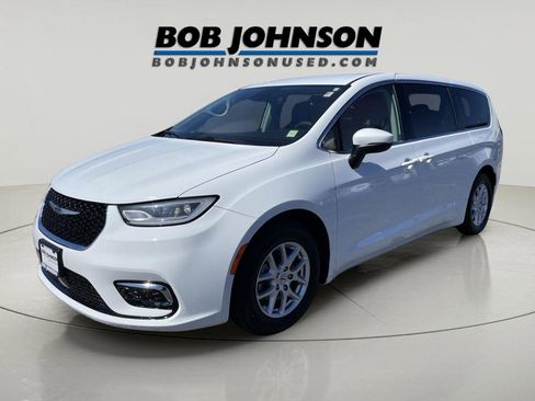 Used 2023 Chrysler Pacifica Touring-L image 7