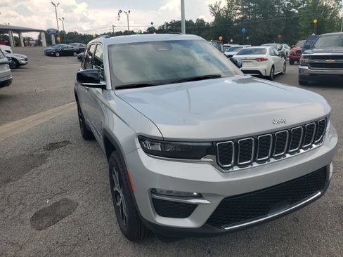 Used 2025 Jeep Grand Cherokee Limited AWD/4WD image 4