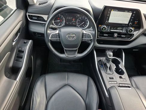 Used 2022 Toyota Highlander XLE image 12