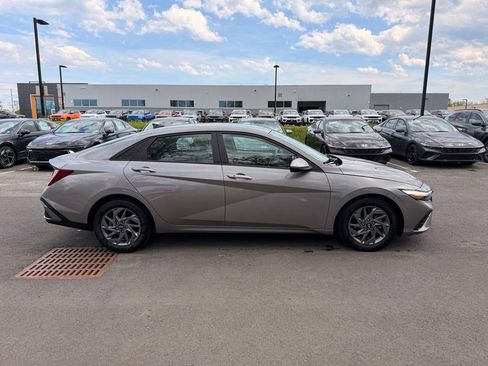 Used 2024 Hyundai Elantra SEL FWD image 3