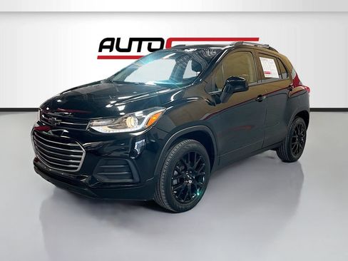 Used 2022 Chevrolet Trax LT w/ Premium Seat Package AWD/4WD image 3