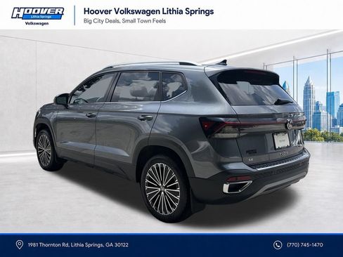 Used 2025 Volkswagen Taos SE w/ Panoramic Sunroof Package FWD image 25