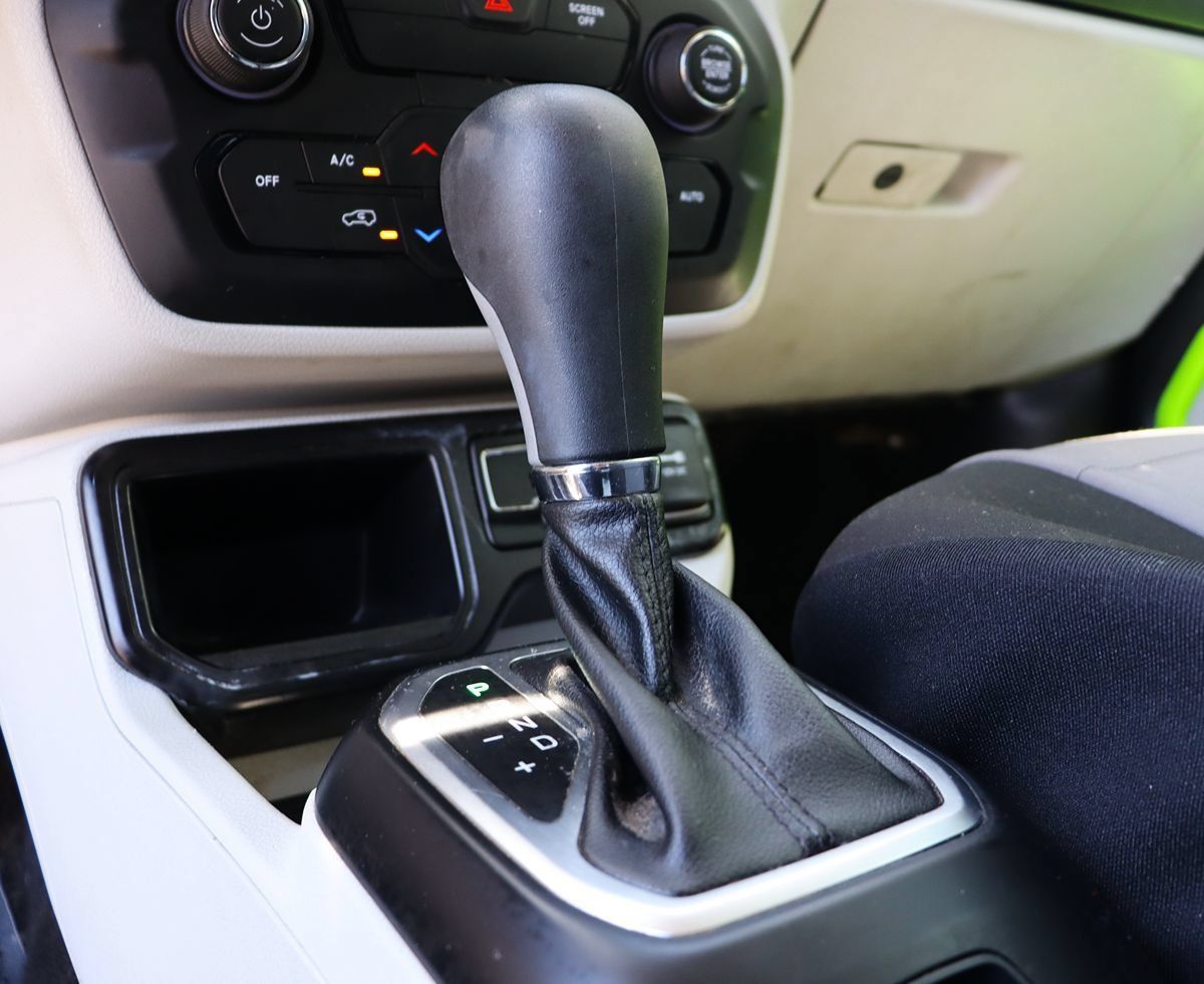 Used 2018 Jeep Renegade Latitude FWD image 51