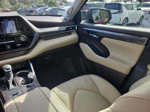 Used 2022 Toyota Highlander Limited image 23