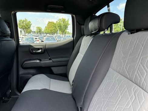 Used 2022 Toyota Tacoma TRD Sport AWD/4WD image 32