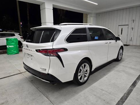 Used 2024 Toyota Sienna Platinum FWD image 7