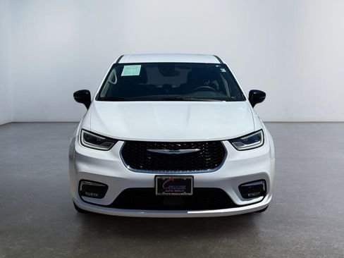 Used 2024 Chrysler Pacifica Limited FWD image 2