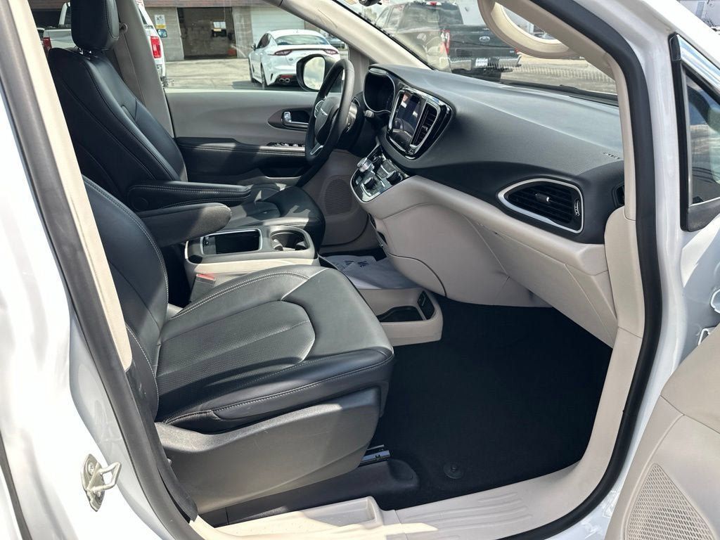 Used 2023 Chrysler Pacifica Touring-L FWD image 13