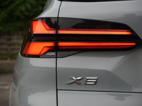 Used 2024 BMW X5 xDrive40i w/ M Sport Package AWD/4WD image 11