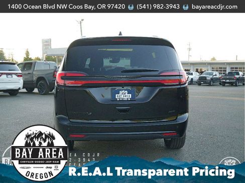 New 2026 Chrysler Pacifica Select w/ S Appearance Package image 4