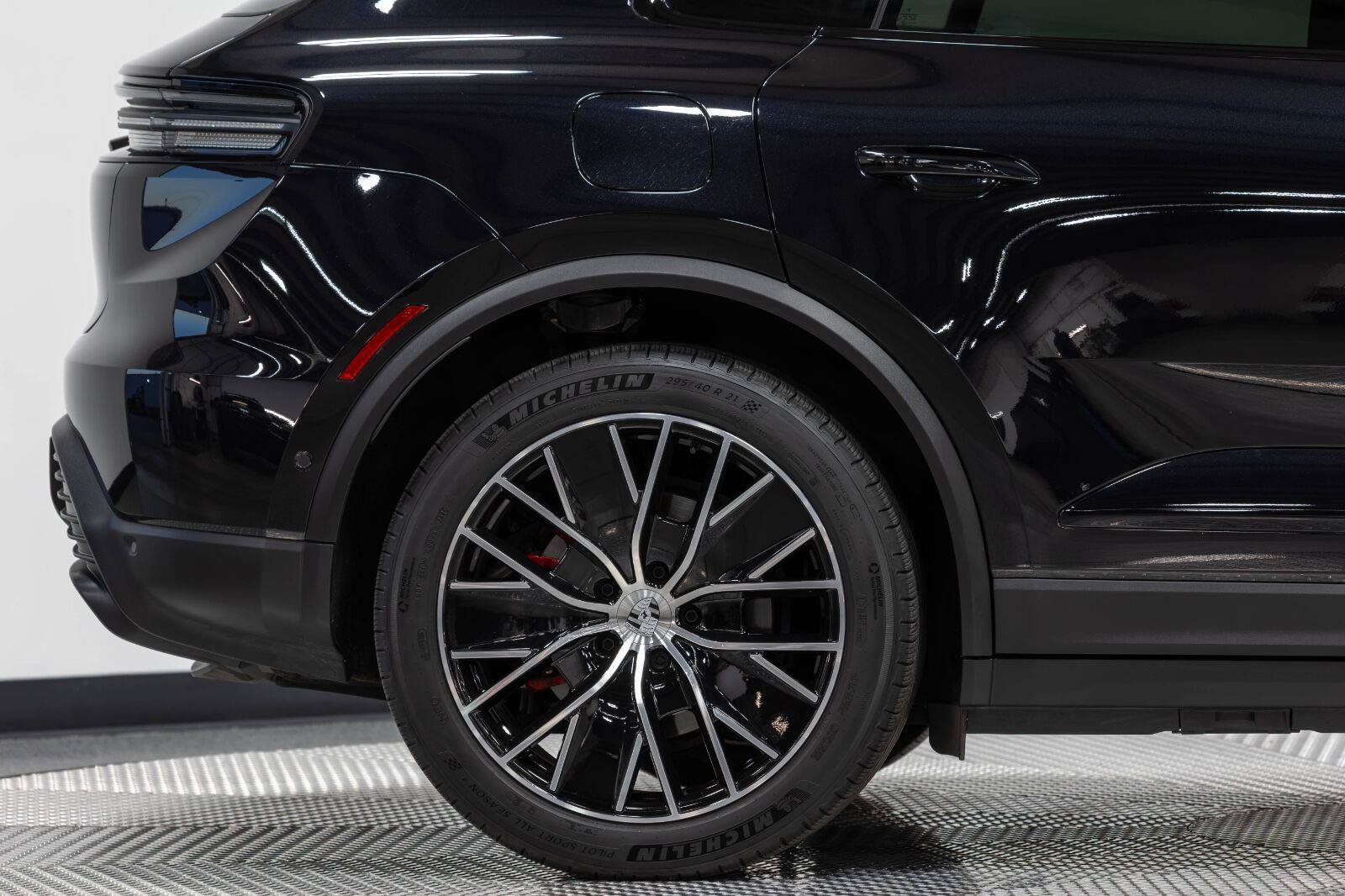 Used 2025 Porsche Macan 4S Electric AWD/4WD image 22