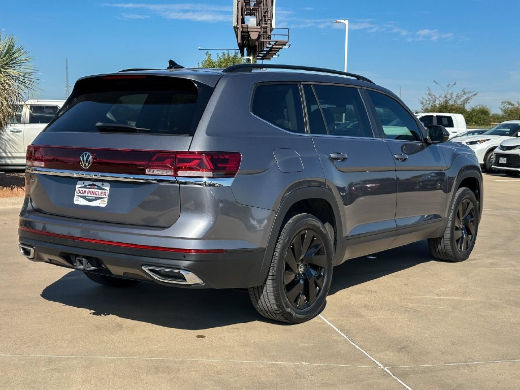 Used 2024 Volkswagen Atlas SE w/ Panoramic Sunroof Package FWD image 3