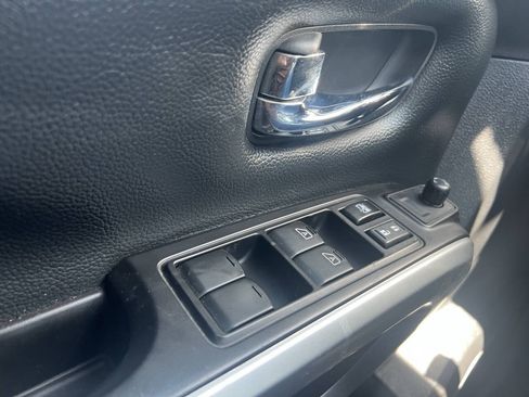 Used 2018 Nissan Titan SV w/ SV Convenience Package AWD/4WD image 9