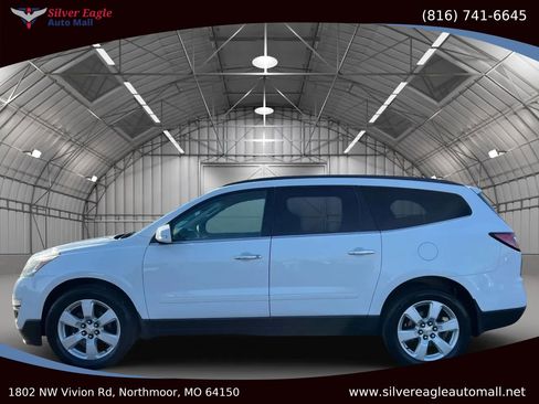 Used 2016 Chevrolet Traverse LT w/ Style and Technology Package image 2
