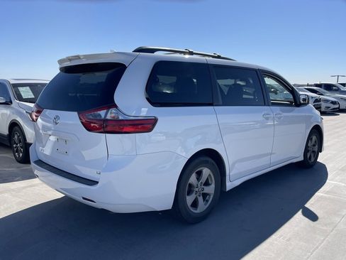 Used 2020 Toyota Sienna LE image 2