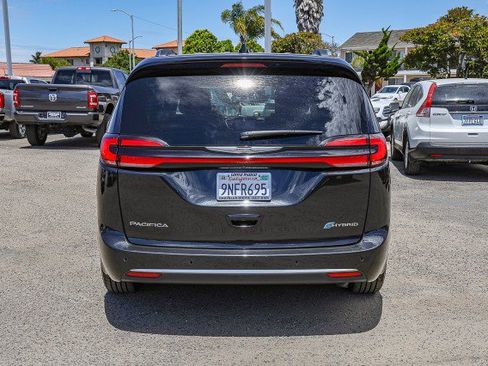 Used 2023 Chrysler Pacifica Pinnacle FWD image 5