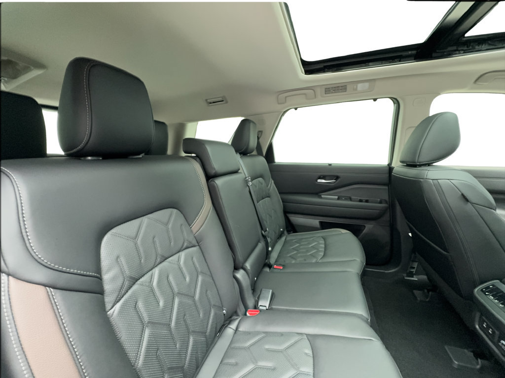 Used 2026 Nissan Pathfinder Platinum w/ Cargo Package FWD image 32