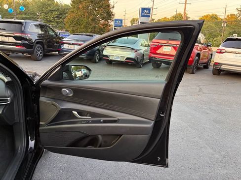 Used 2025 Hyundai Elantra SE FWD image 41