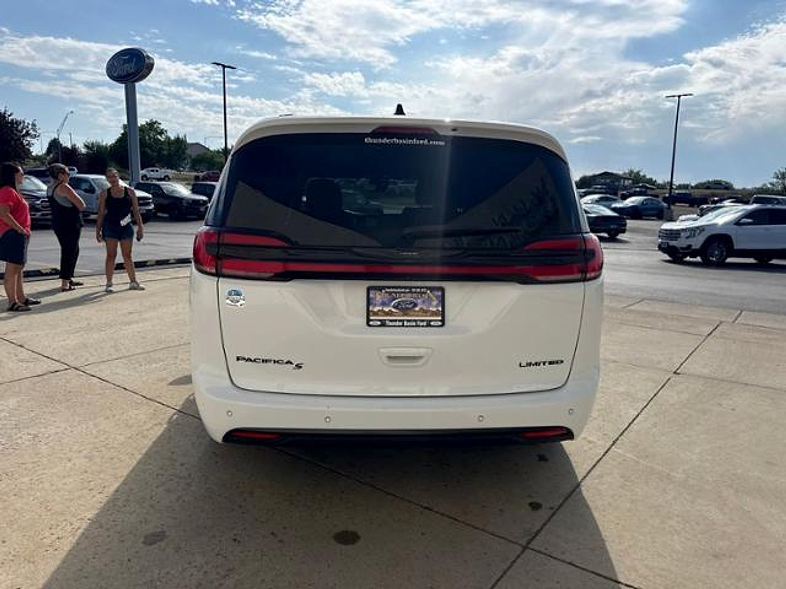 Used 2025 Chrysler Pacifica Limited FWD image 6