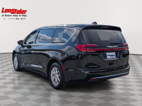 Used 2024 Chrysler Pacifica Touring-L image 3
