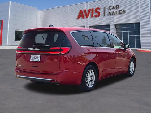 Used 2025 Chrysler Pacifica Select FWD image 6