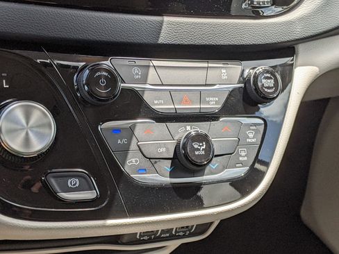 Used 2023 Chrysler Voyager LX image 18