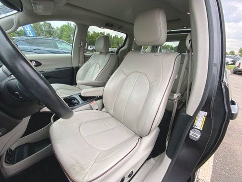 Used 2019 Chrysler Pacifica Limited w/ Advanced Safetytec Group FWD image 20