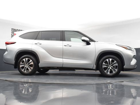 Used 2022 Toyota Highlander XLE image 32