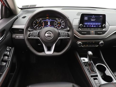 Used 2025 Nissan Altima 2.5 SR AWD/4WD image 13