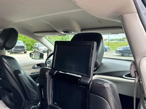 Used 2022 Chrysler Pacifica Touring-L w/ Uconnect Theater Family Group FWD image 29
