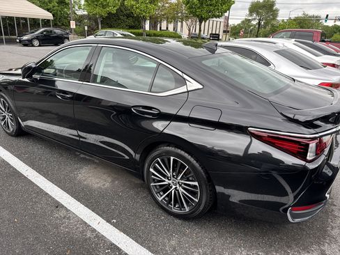 Used 2024 Lexus ES 300h w/ Premium Package FWD image 2