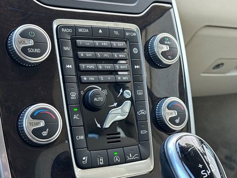 Used 2016 Volvo XC70 T5 Platinum w/ Protection Package image 23