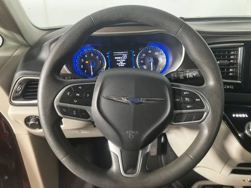 Used 2017 Chrysler Pacifica Touring FWD image 10
