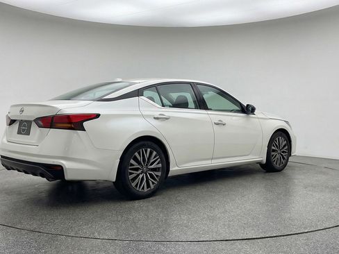 Used 2025 Nissan Altima 2.5 SV image 9