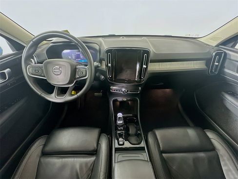 Used 2023 Volvo XC40 B4 Plus image 10