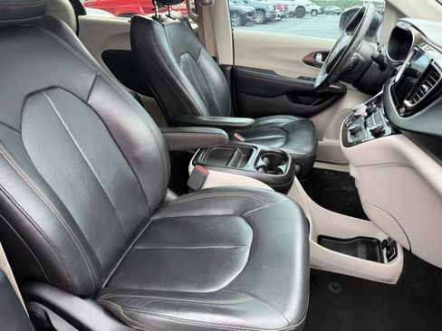 Used 2017 Chrysler Pacifica Touring-L w/ Tire & Wheel Group FWD image 13