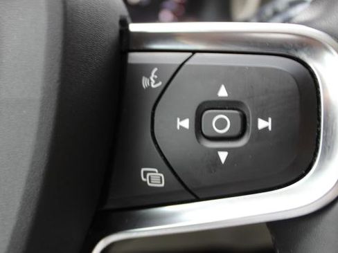 Used 2022 Volvo XC40 T5 Momentum image 18