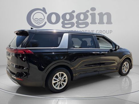 Used 2023 Kia Carnival LX FWD image 5