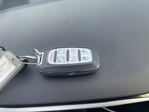 Used 2025 Chrysler Pacifica Select image 24