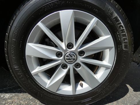 Used 2018 Volkswagen Golf S image 21